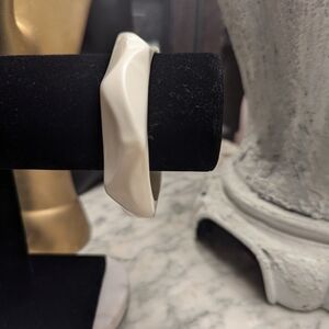 🤍 Vintage Bangle White Cream Twisted Bracelet 1960's Celluloid Lucite